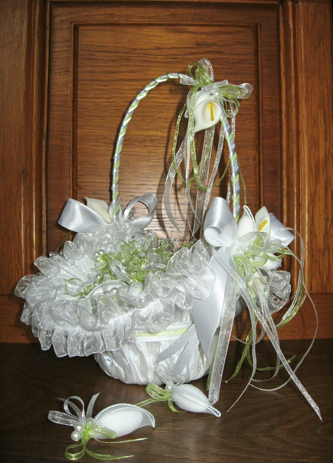 Wedding Basket Bomboniere "white Calla" With 33 Sugared Almonds, Flower Girl Basket, Wedding Favors Basket, Handmade Callas,